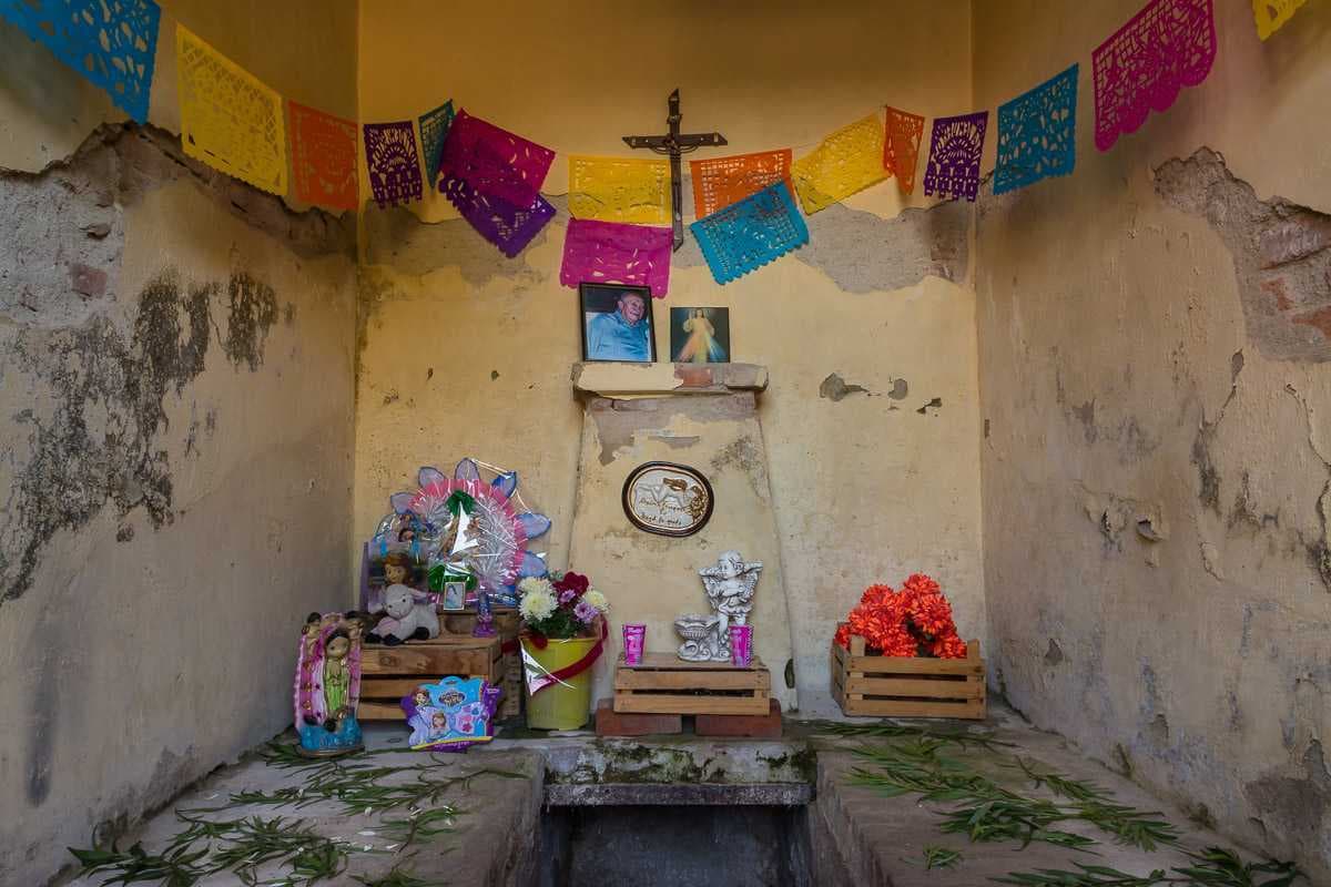 Un mausoleo decorado para el 1 de noviembre, D&iacute;a del Ni&ntilde;o, en el cementerio de Chapala.