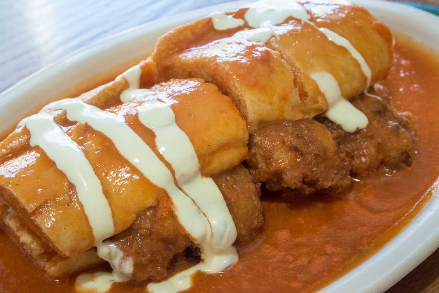 Torta de camarón (sándwich de camarones empanizados y bañados en una suave salsa roja).