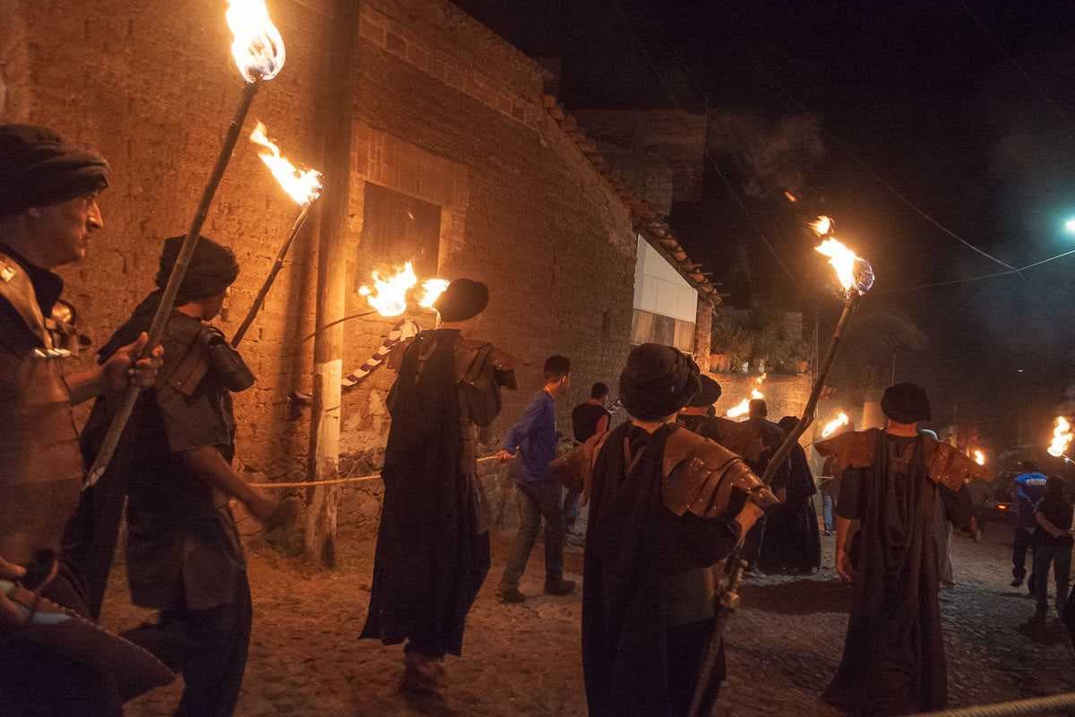 Roman soldiers apprehend Jesus and take him to the Ajijic plaza for the Sanhedrin trial.