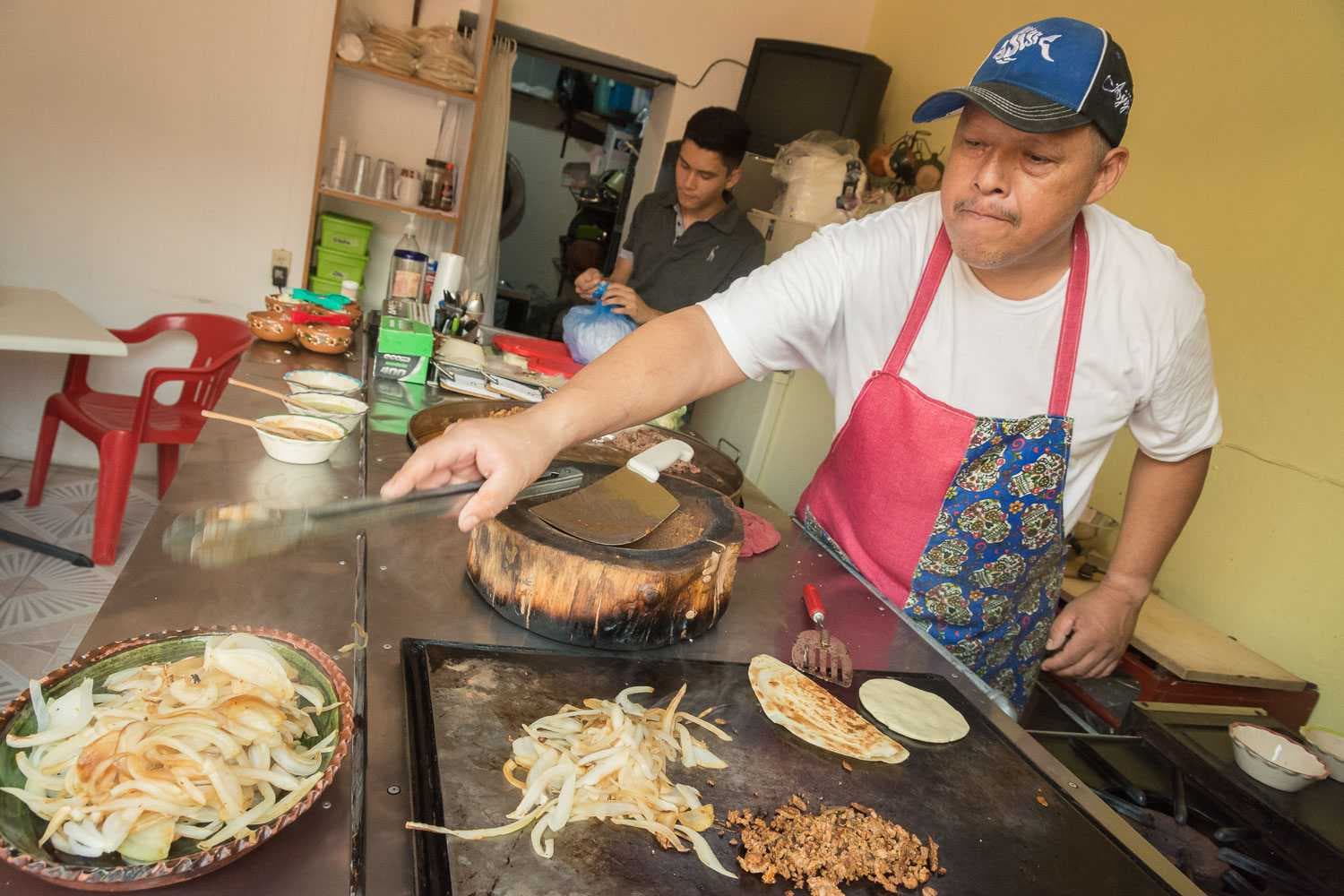 Las cebollas asadas no son típicas de una taquería en esta parte de Jalisco. Francisco asa los suyos para que tengan la cantidad justa de dulzura.