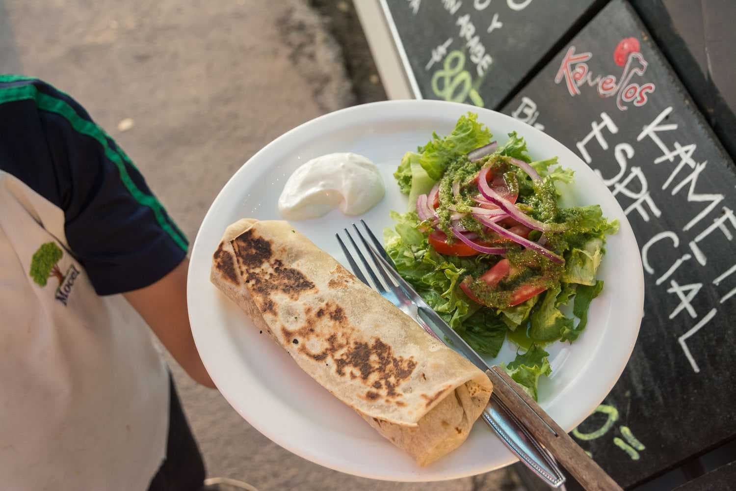 Un taco árabe: carne de res, hummus, perejil y otras hierbas y especias envueltas en una tortilla y luego asadas.