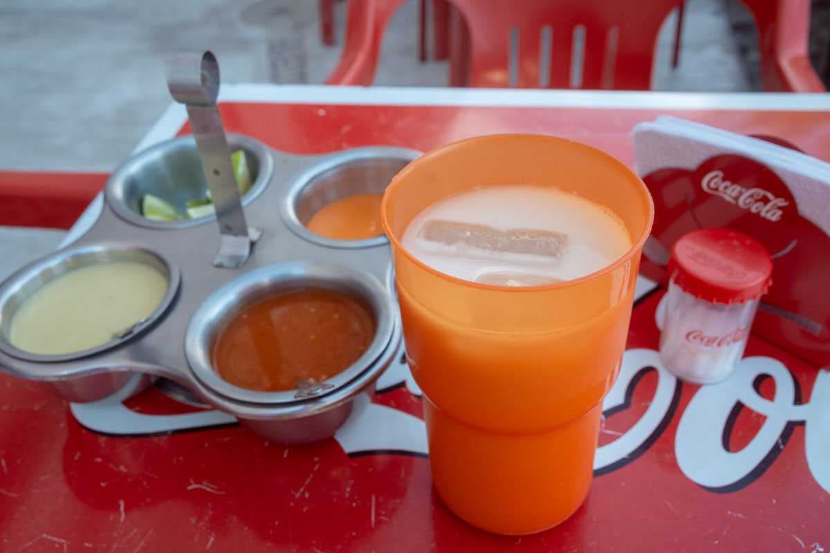 Generalmente hay una o dos aguas frescas disponibles. El agua fresca es una bebida popular elaborada con agua y, normalmente, fruta. Esto es horchata: agua de arroz, que sabe muy parecido a la leche de arroz. En Tacos Los Fabián no es demasiado dulce.